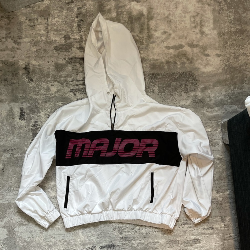 🌟White windbreaker